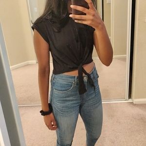 black cropped tee with tied frong